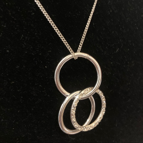 Avon Vintage Silvertone Eternity Necklace - Picture 5 of 5